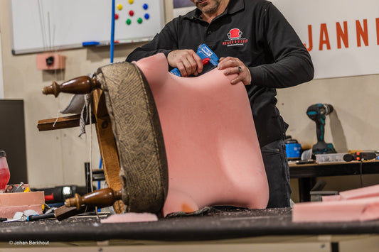 Velours of microleder: welke bekleding past het beste bij jouw eetkamerstoelen?