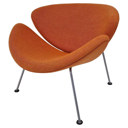 Geef deze karakteristieke designfauteuil een nieuwe uitstraling met professionele herstoffering