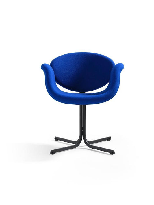 Geef deze elegante designfauteuil nieuw comfort met een zorgvuldig gekozen meubelstof